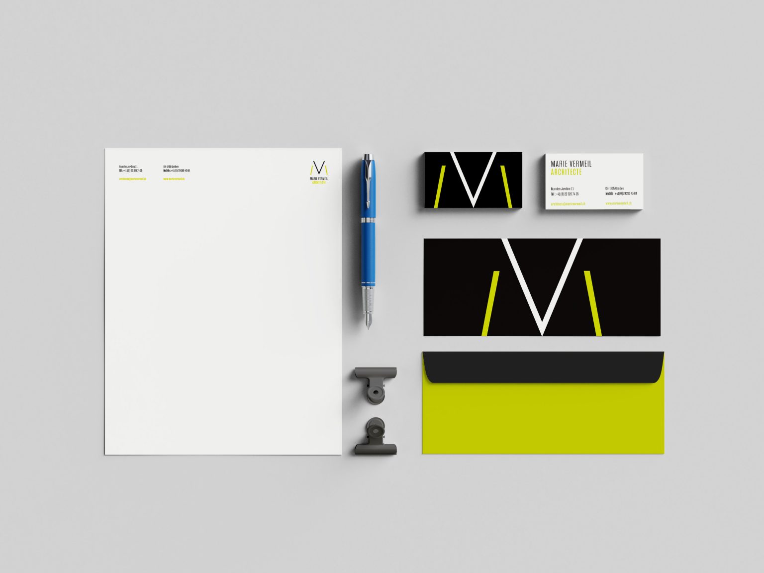 Us_Business_Card_Mockup_2